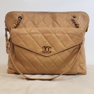 Chanel 1996-1997 quilted caviar tote with turn lock front pocket.
